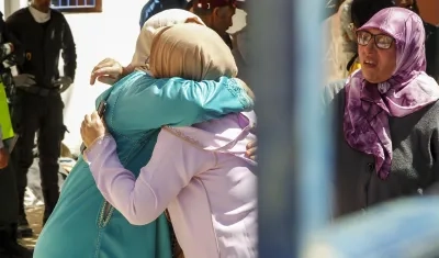 Varias mujeres se abrazan este sábado en la población de Amizmiz, situada a unos 30 kilómetros del epicentro del terremoto en Marruecos