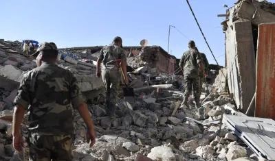 Rescatistas buscan víctimas entre los escombros en Marruecos