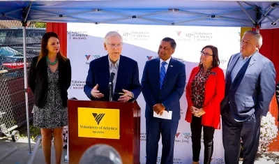 El político Mitch McConnell en rueda de prensa.