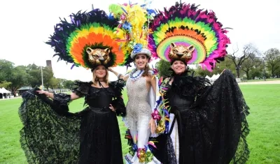 La reina Melissa Cure junto a Lily Castillo y su hija Rachel, de la fundación ‘Hispanos Sin Fronteras’.
