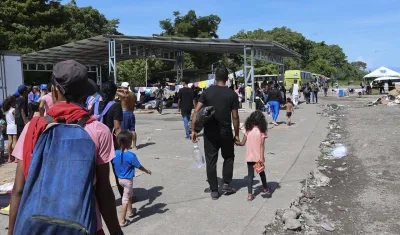 Migrantes descansan en un albergue hoy, en Paso Canoas (Costa Rica)