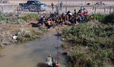 Migrantes esperan para cruzar el río Bravo hacía la frontera con Estados Unidos, este miércoles en Ciudad Juárez