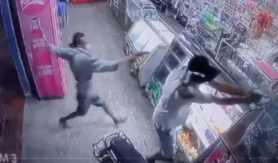 Momento en que ingresaron los sicarios a la tienda