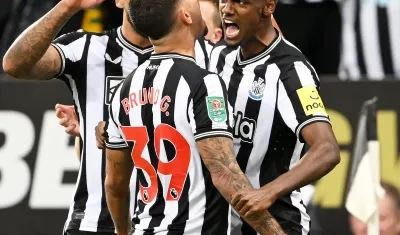 La celebración del gol de Alexander Isak. 