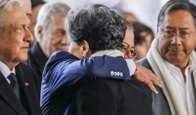 El Presidente Gustavo Petro abrazando a Isabel Allende.