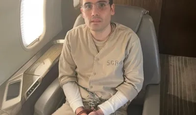 Ovidio Guzmán, en el avión de la DEA rumbo a Estados Unidos. 