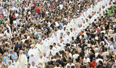 El Papa ofició una misa multitudinaria en el velódromo de Marsella, Francia