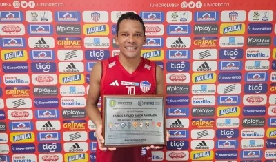 Carlos Bacca con el reconocimiento entregada por la Acolfutpro.