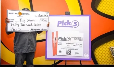 El hombre celebrando su tercera gran victoria.