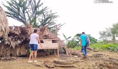 Funcionarios de la Alcaldía de Puerto Escondido recorren las zonas afectadas por el vendaval