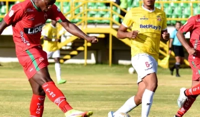 Acción del partido entre el Barranquilla FC y Patriotas, este lunes en Tunja. 