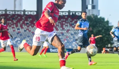 Jesús Díaz, del Barranquilla FC, en un avance hacia el pórtico de Fortaleza. 