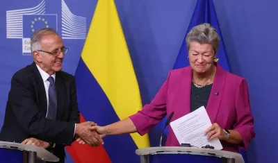 La Comisaria Europea de Asuntos Interiores, Ylva Johansson, le da la mano al Ministro de Defensa, Iván Velásquez.