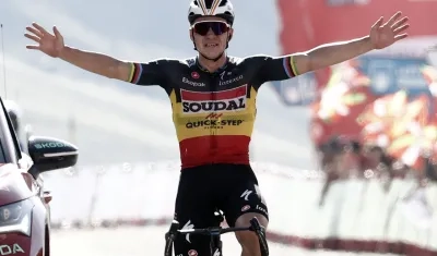 Remco Evenepoel cruza la meta como ganador d la etapa 14.