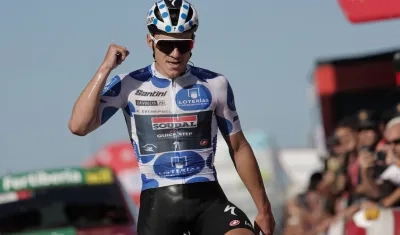 Remco Evenepoel, campeón en 2022, cruzó en solitario la meta. 