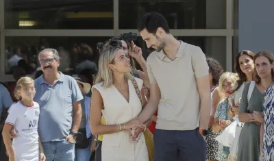 Sergio Rico con su esposa Alba Silva cuando salió del hospital, el 18 de agosto. 