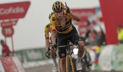 Primoz Roglic cruza la meta seguido de su compañero de equipo Jonas Vingegaard.