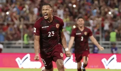 Salomón Rondón celebra tras convertir el penalti que le dio el triunfo a Venezuela. 