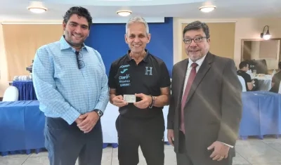 Reinaldo Rueda tras recibir el documento que lo acredita como hondureño.