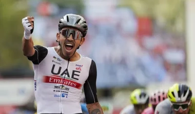 Juan Sebastián Molano celebra tras cruzar primero la meta en Zaragoza. 