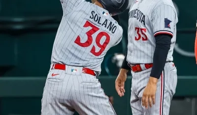 Dónovan Solano celebrando uno de sus hits.