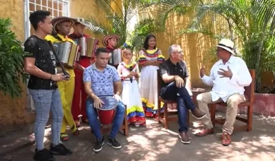 Jorge Cura y el maestro Andrés 'El Turco' Gil con los estudiantes de su escuela de música