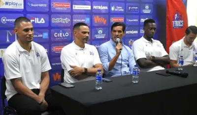 Jonathan Rodríguez, Tomás Díaz, Alberto Caparroso, Juan Diego Tello y Gianluca Bacci, durante la presentación de Titanes.