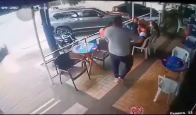 Momento exacto en el que se da el robo en el barrio Boston.