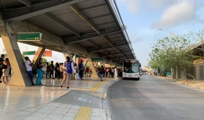 Usuarios de Transmetro en la Estación de Retorno Joe Arroyo