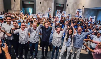 El presidente del Partido Conservador. Efraín Cepeda, y otros dirigentes de la colectividad junto al candidato Eduardo Verano