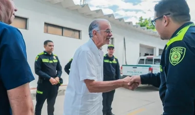 Eduardo Verano junto con la Policía Metropolitana de Barranquilla.