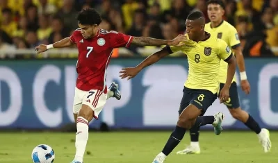 Luis Díaz arrastra la marca del ecuatoriano Carlos Grueso durante el partido disputado en Quito.