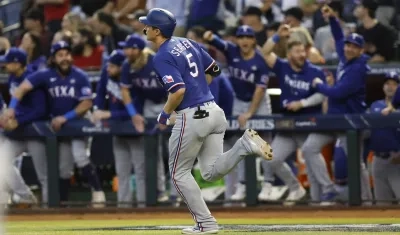 Corey Seager recorre las bases tras conectar jonrón en la tercera entrada. 