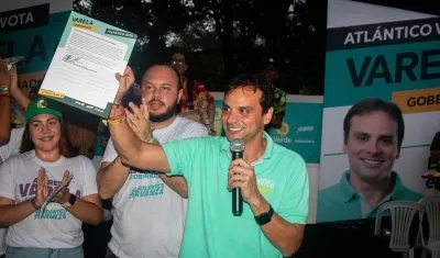 Alfredo Varela con los jóvenes del Atlántico.