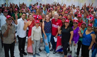 Candidato Eduardo Verano con los artesanos.