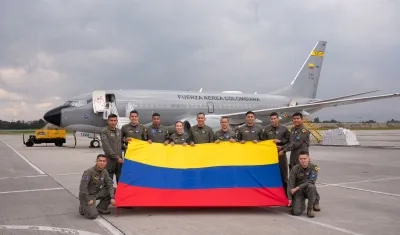Tripulación del avión con la ayuda humanitaria.