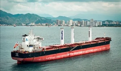 El buque TR Lady entrando a Santa Marta.