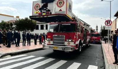 Bomberos de Bogotá controlando el incendio.