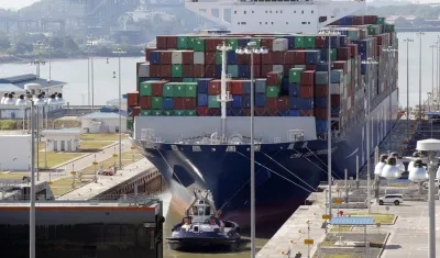 Vista de un barco portacontenedores que pasa por el Canal Panamá, en una fotografía de archivo