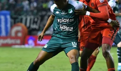 Luis 'Chino' Sandoval intentando soportar la marca de un defensor.