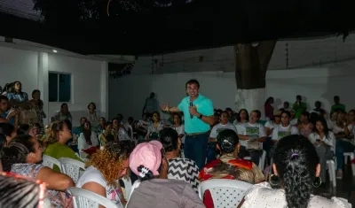 Alfredo Varela, candidato a la Gobernación del Atlántico junto a las mujeres.
