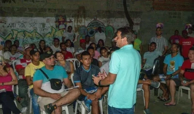 Alfredo Varela, candidato a la Gobernación del Atlántico en el barrio Rebolo.
