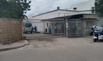 El estudiante fue llevado a la Clínica Adela de Char de Soledad. 