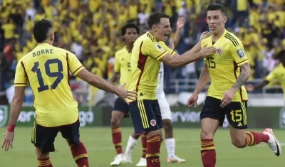 Matheus Uribe celebrando el segundo gol junto con sus compañeros.