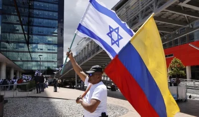 Colombiano apoyando a Israel en frente de la embajada en Bogotá. 