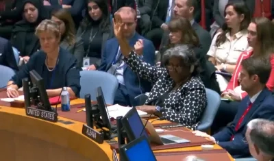 Momento en el que la embajadora estadounidense Linda Thomas-Greenfield levantó el brazo.