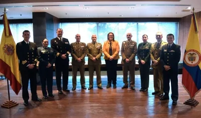 Delegaciones de ambos ministerios en una reunión.