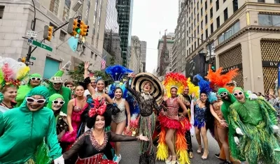 Reina Melissa Cure Villa y su comitiva.