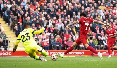 Luis Díaz jugando con la camisa del Liverpool.