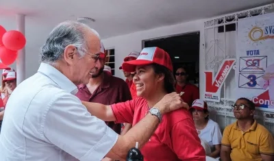 Eduardo Verano con las mujeres del Atlántico.